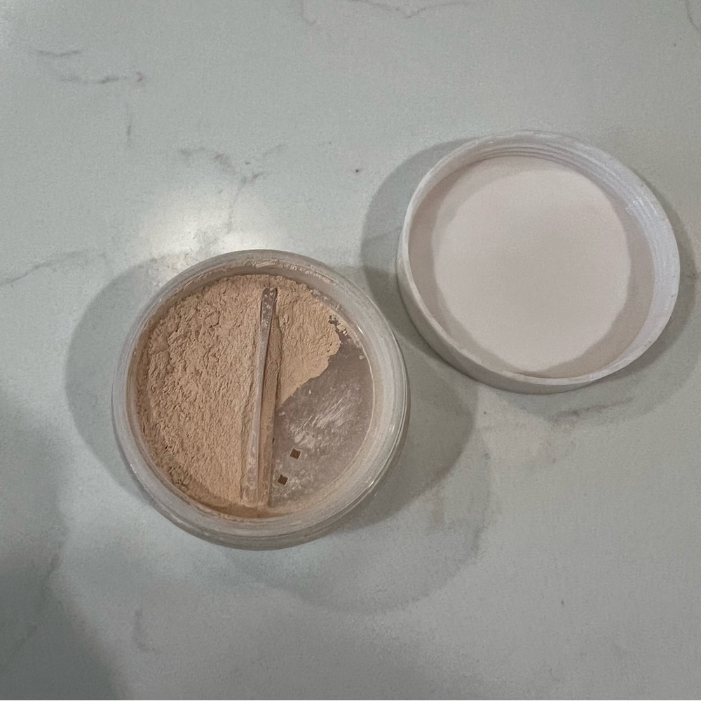 Ilia Setting Powder - Picture 2 of 3